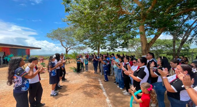 Estudiantes de sexto grado inauguran parque recreativo escolar en Santa Bárbara