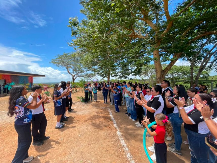 Estudiantes de sexto grado inauguran parque recreativo escolar en Santa Bárbara 1 santa