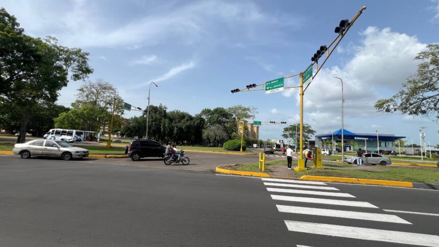 Inicia reactivación de los semáforos en la Avenida Libertador 1 semáforo