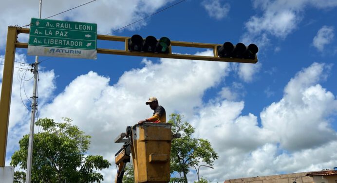 Restablecen funcionamiento del semáforo de la Raúl Leoni con avenida La Paz