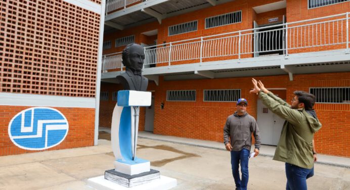 Gobernador Luna garantiza espacios dignos en la UNESR para el próximo período