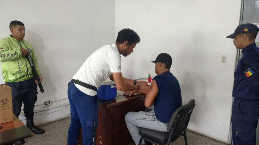 Realizan jornada de vacunación en Polimaturín 1 vacuna
