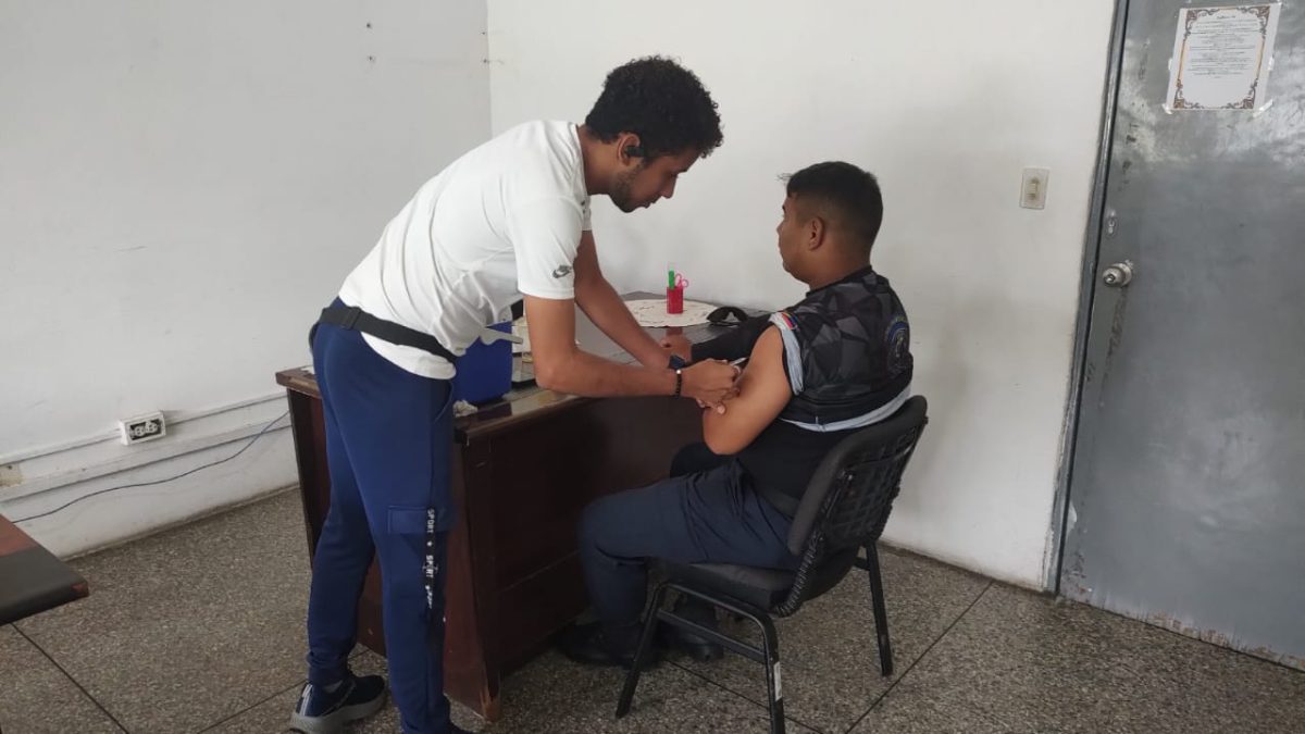 Realizan jornada de vacunación en Polimaturín 2 vacuna2