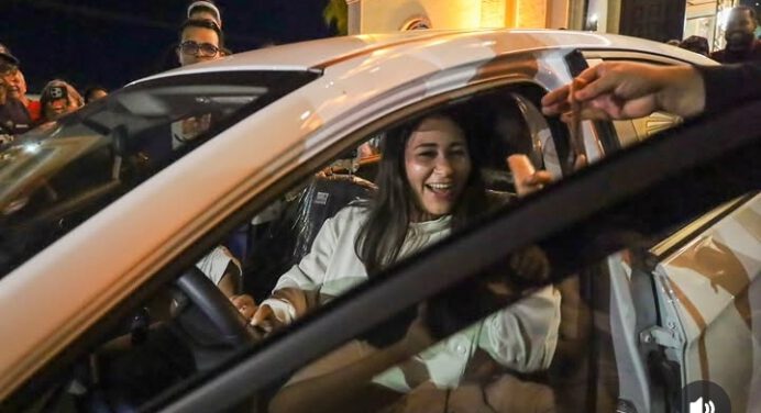 Gabriela Morón se ganó el carro de la rifa «Somos Catedral»