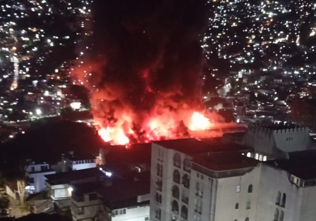 Incendio controlado en la zona industrial de El Llanito: Tres galpones afectados 2 incendio
