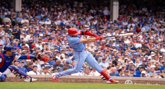 Dominicano Joshua Báez logra histórico debut en la MLB con tres jonrones