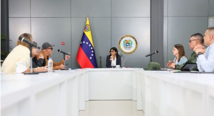 Rodríguez inspecciona proyectos de construcción de edificaciones en La Guaira