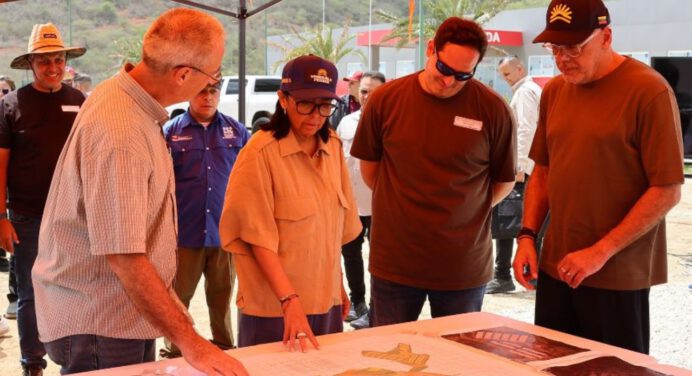 Delcy Rodríguez supervisa la construcción de 1.000 viviendas en Ciudad Caribia