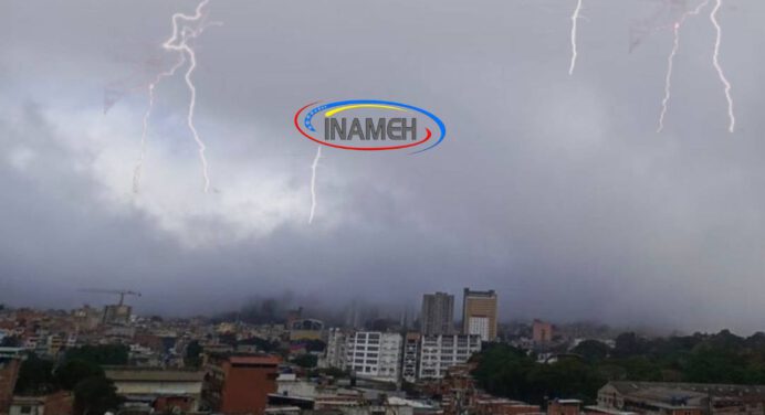 Tormentas eléctricas en varias regiones del país por el paso de la Onda Tropical 39