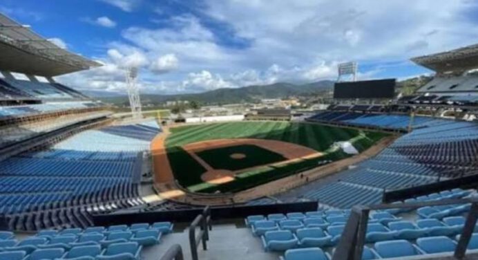 Estacionamiento del Estadio Monumental de Caracas se convierte en refugio temporal