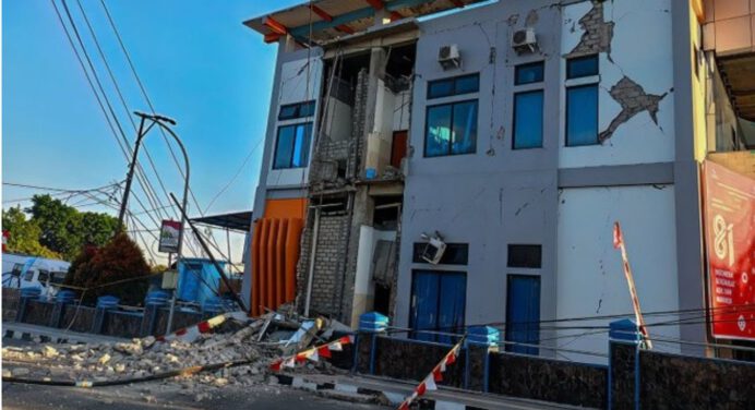 Segundo terremoto en Indonesia de 6.9 sacude Sumatra este sábado