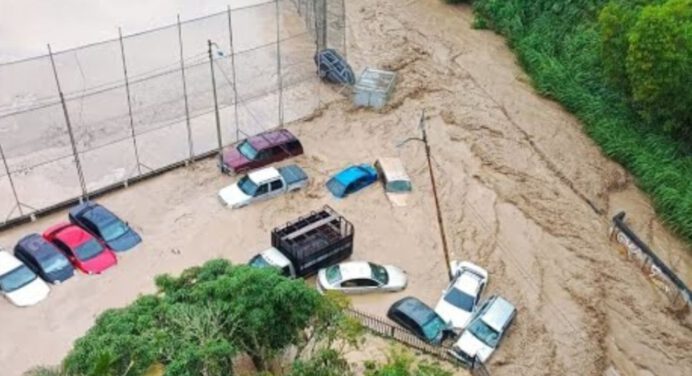 Intensas lluvias en Carrizal y 90 taludes dejaron 76 viviendas afectadas