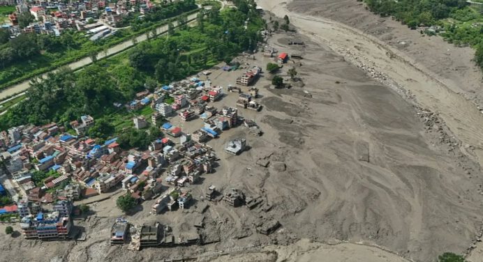 Riada en Nepal: Suben a 55 los muertos y a 403 los desaparecidos