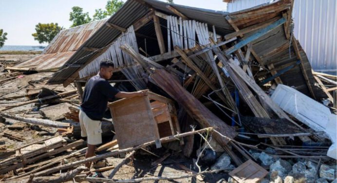 Sismo en Indonesia: 70 muertos y 22.000 evacuados y desabastecimiento