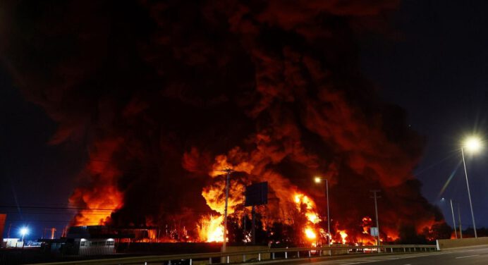 Un incendio de más de doce horas afecta a una empresa química en la zona central de Chile