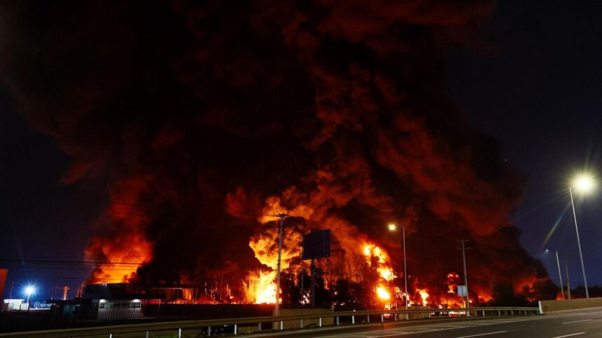 Un incendio de más de doce horas afecta a una empresa química en la zona central de Chile 1 incendio