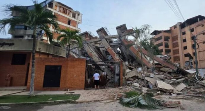 Demolición controlada de Residencias San Jorge en Tanaguarena