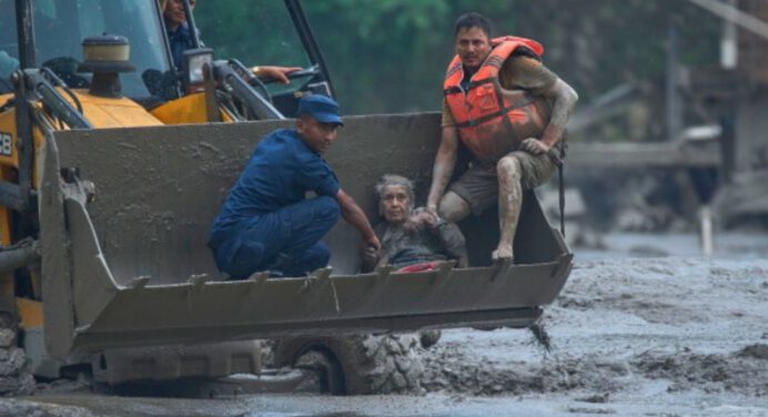 Nepal en emergencia por la riada: Colapso de morgues y entierros inmediatos