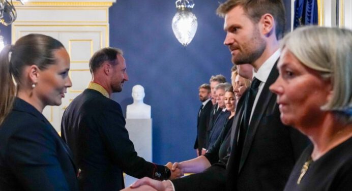 Rey Haakon y princesa heredera Ingrid Alexandra celebran audiencias de condolencia