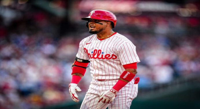 Luis Arráez debutó con solidez y producción con los Filis de Filadelfia