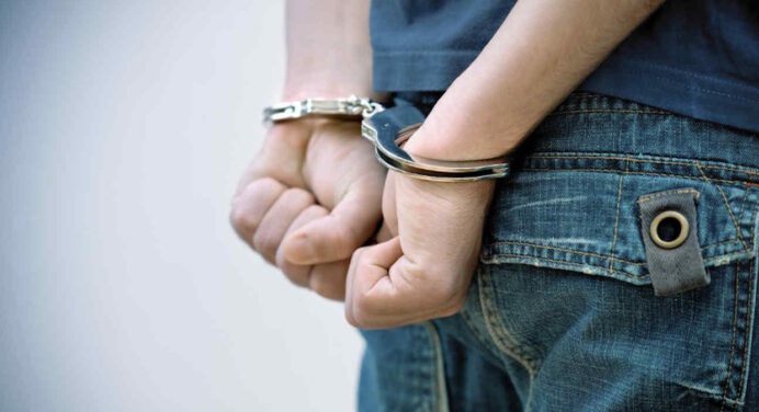 Detenido adolescente por intentar asesinar a su madre con un destornillador 
