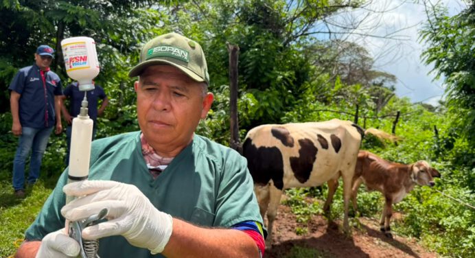 Realizan jornada sanitaria e inscripción en el Sigesai para productores en Cedeño