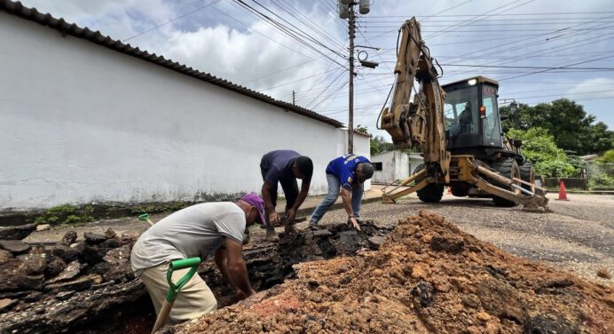 MinAguas repara avería en la calle El Calvario de La Cruz