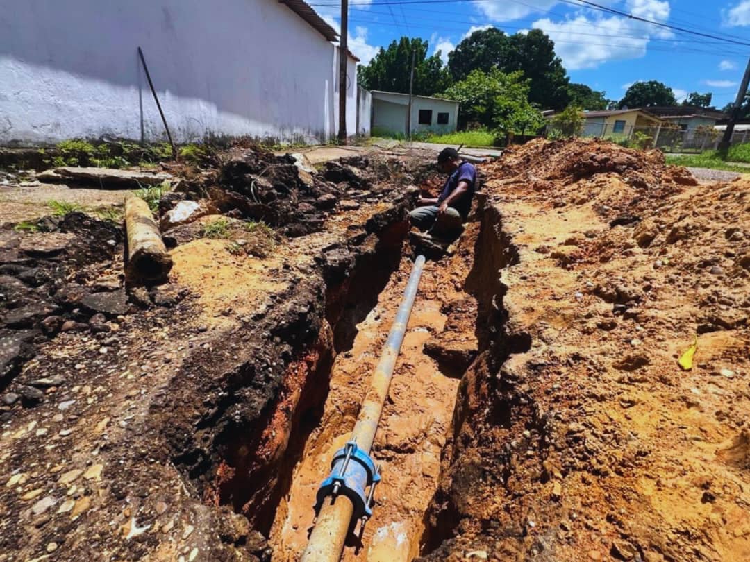 MinAguas repara avería en la calle El Calvario de La Cruz 2 agua2 3
