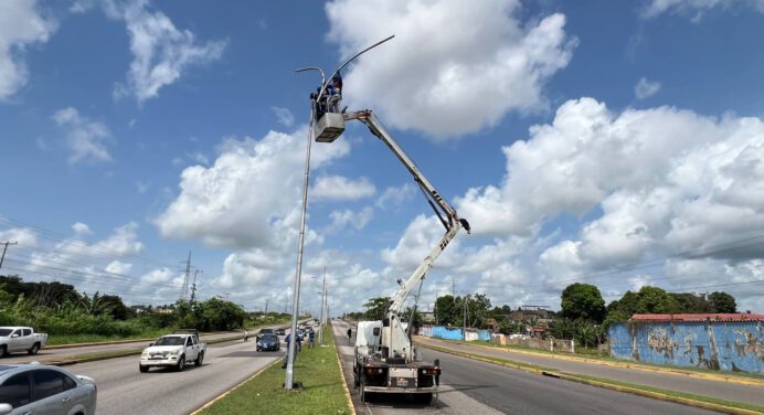 Recuperan alumbrado vial del sector 19 de abril en la avenida Bella Vista