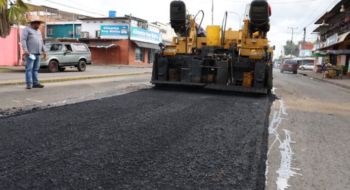 Continúan trabajos de asfaltado en Los Guaritos y la Avenida Bolívar de Maturín