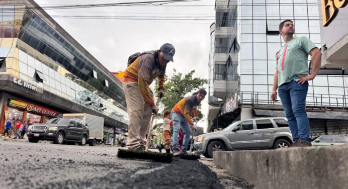 Avanza asfaltado y bacheo en las Avenidas Raúl Leoni y Bolívar