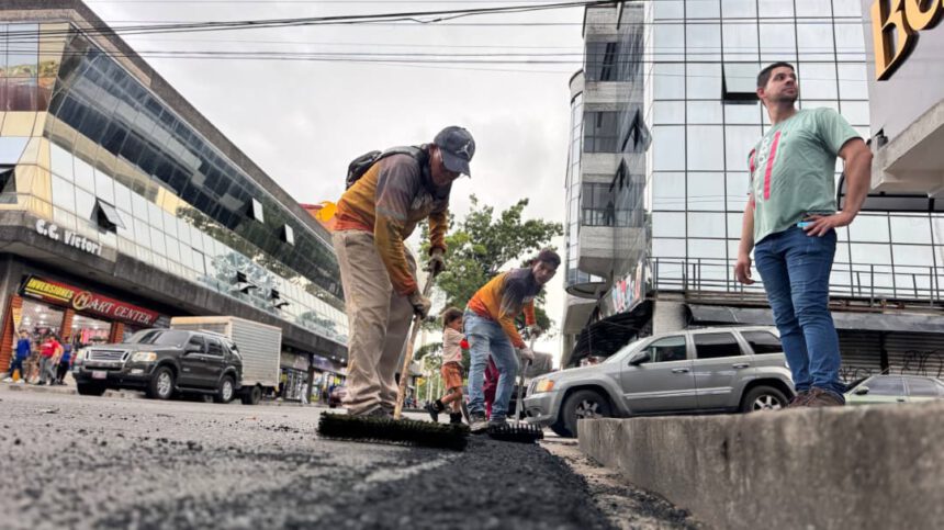 Avanza asfaltado y bacheo en las Avenidas Raúl Leoni y Bolívar 1 avenida