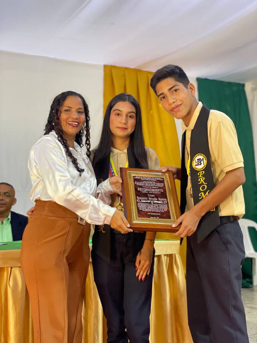 Liceo Benjamín Briceño Marten graduó 100 nuevos bachilleres en Santa Bárbara 3 bachilleres.4