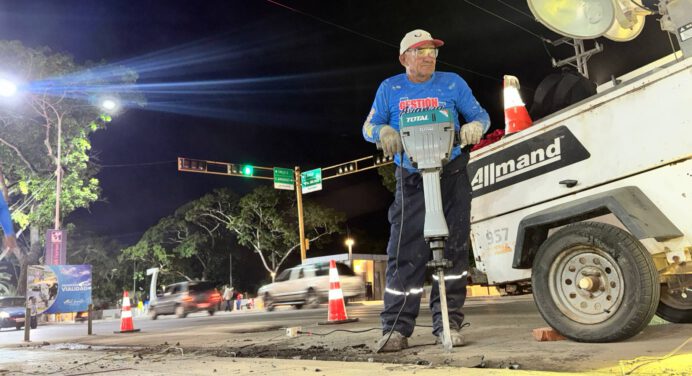 Nivelan capa asfáltica de la avenida Bolívar