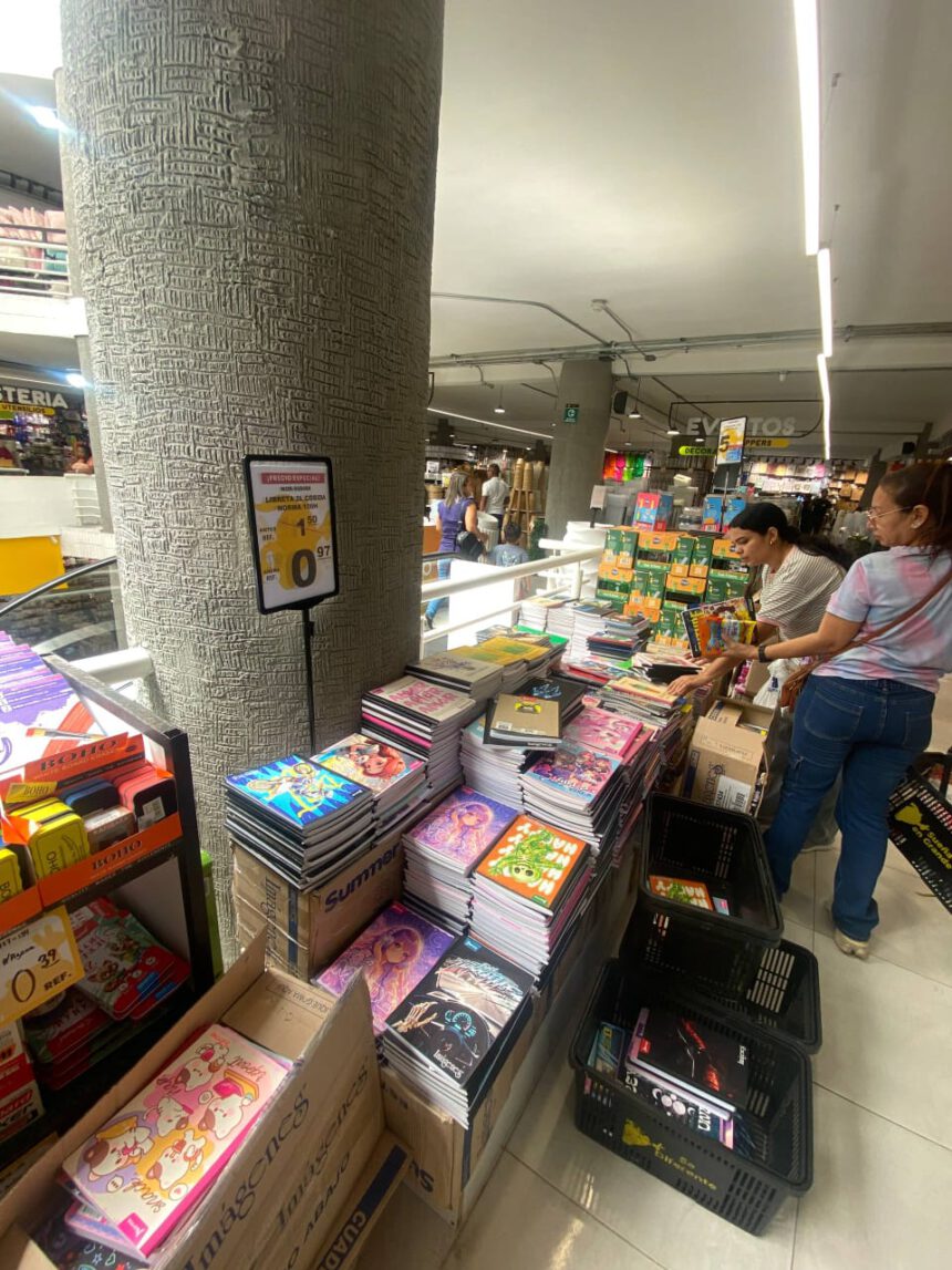 Oferta de útiles escolares atrae compradores al comercio en Maturín 1 compradores