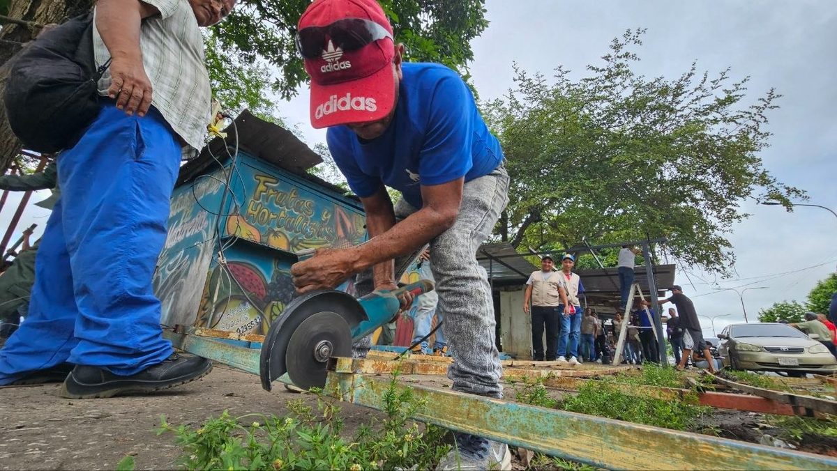 Alcaldía realiza despeje de áreas públicas en la Avenida El Ejército de Maturín 2 despeje2