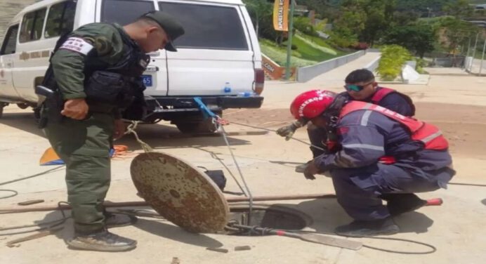 Bomberos de Caracas continúan búsqueda de dos personas arrastradas por las lluvias
