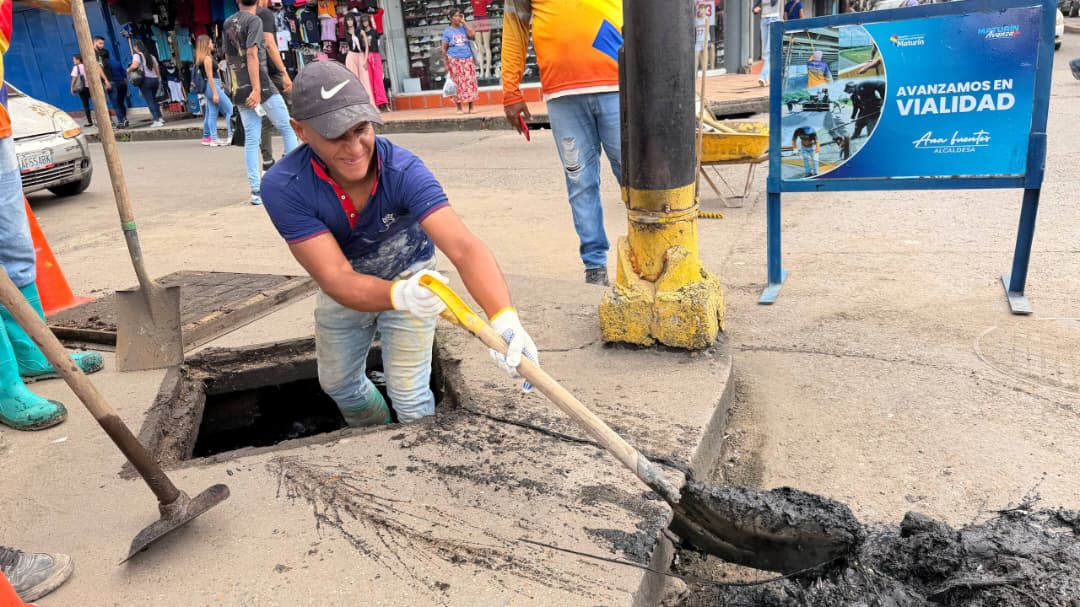 Alcaldía ejecuta saneamiento de drenajes en el casco central de Maturín 2 drenaje2