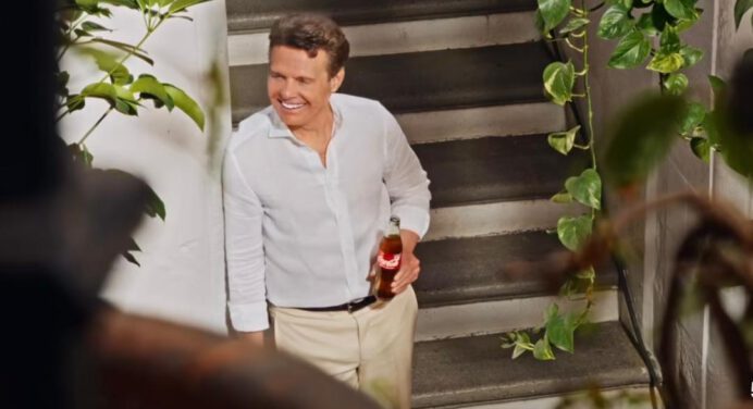 Luis Miguel reaparece protagonizando comercial de marca de refresco