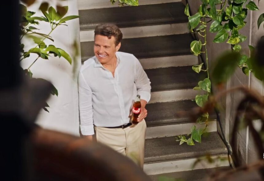 Luis Miguel reaparece protagonizando comercial de marca de refresco 1 Luis Miguel
