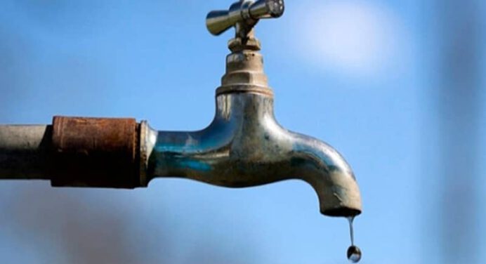 Constantes fallas eléctricas dejan sin agua a la urbanización Las Carolinas