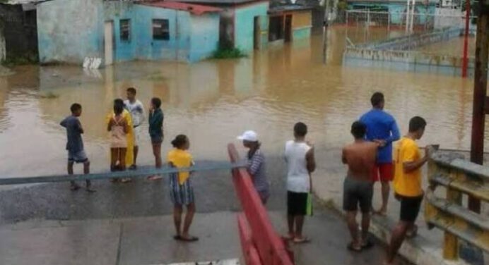Fuertes lluvias provocan el desbordamiento del río Guaiguaza en Puerto Cabello