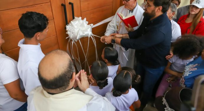 Feligreses de La Gran Victoria celebran reapertura de la iglesia Juan María Vianney