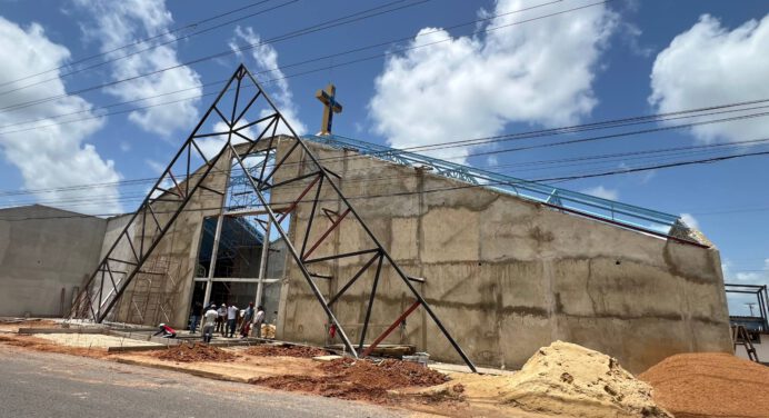 Ana Fuentes inspecciona avances de la Iglesia Virgen del Valle en sector 23 de Enero