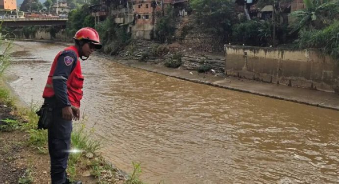 Hallan muerta a mujer arrastrada por corriente de agua en La Rinconada