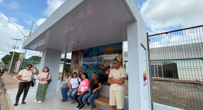 Construyen moderna parada del transporte público en el sector 23 de Enero
