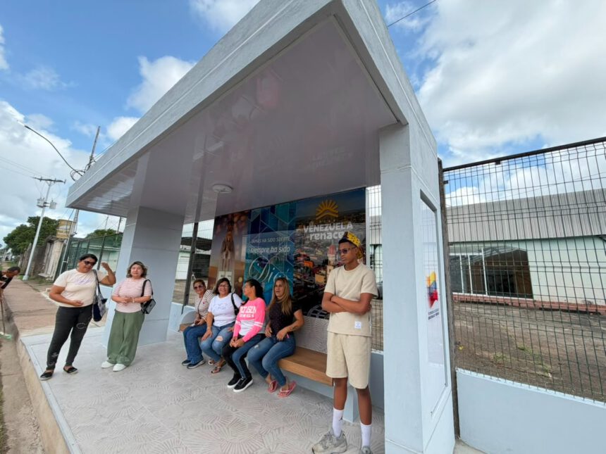 Construyen moderna parada del transporte público en el sector 23 de Enero 1 parada