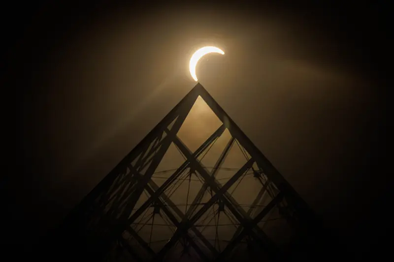 ¡Así se vivió el eclipse solar total de este 12 de agosto de 2026 en el mundo! 4 piramide louvre