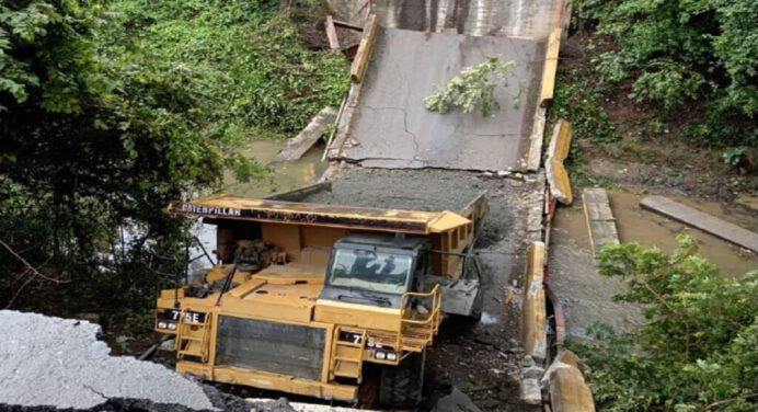 Colapsó puente El Pao que conecta a los estados Guárico y Aragua