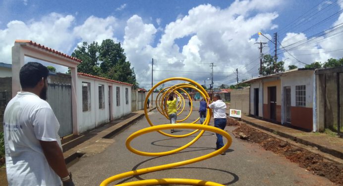 Alcaldía de Santa Bárbara incorpora 200 metros de tubería para proyecto de gas directo